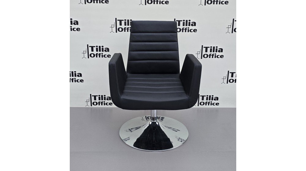 Tilia Maria klasik bekleme koltuğu, siyah suni deri döşemeli ve krom sabit yonca ayaklı.